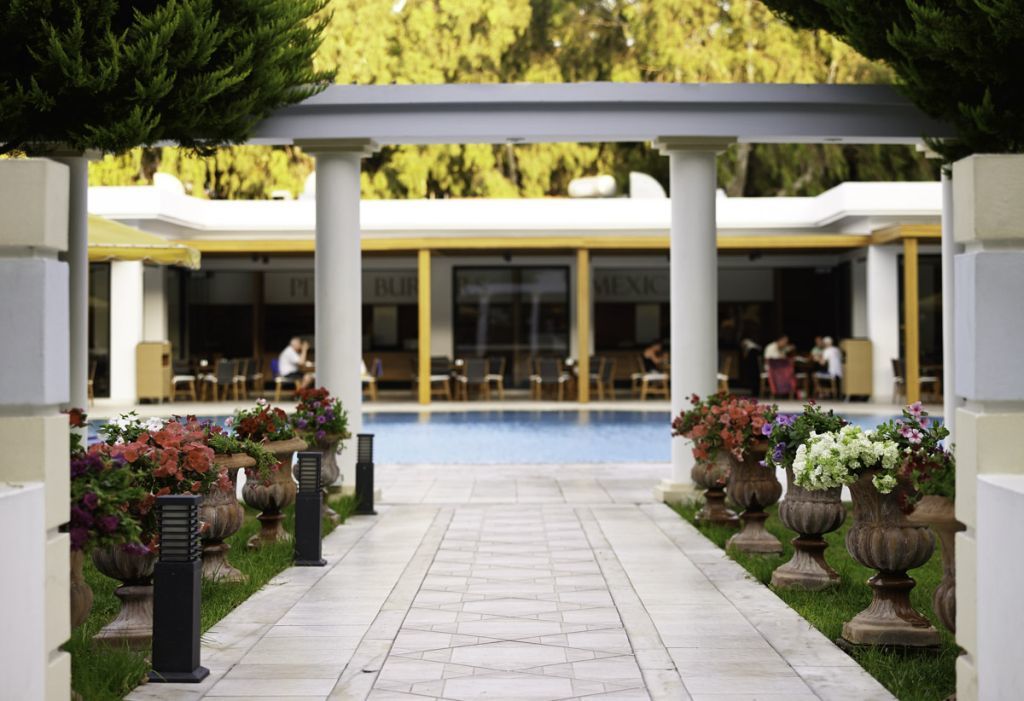 Mitsis Grand Hotel Rhodes City Exterior foto The pool at the hotel