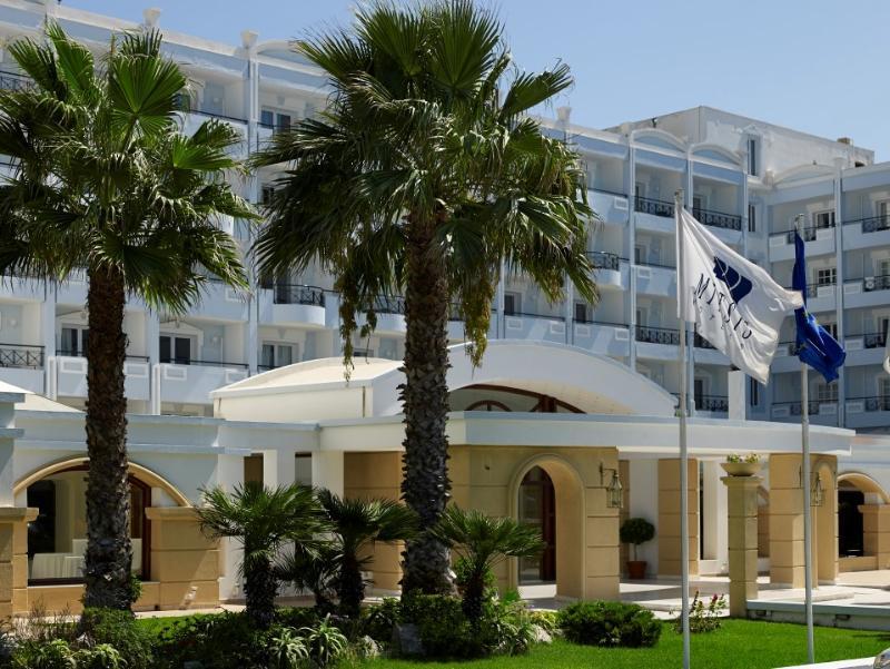 Mitsis Grand Hotel Rhodes City Exterior foto The flag of Greece flying at a hotel in Crete